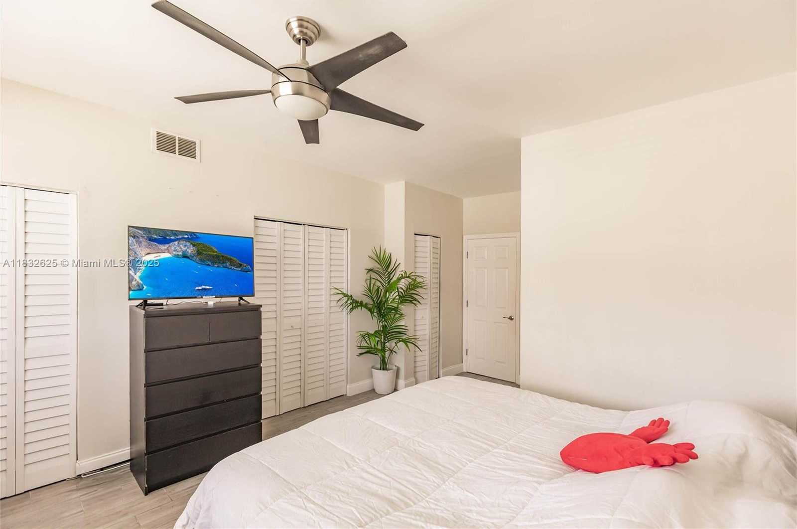 Small Image of 23 SIMONTON CIR, Weston Number 6