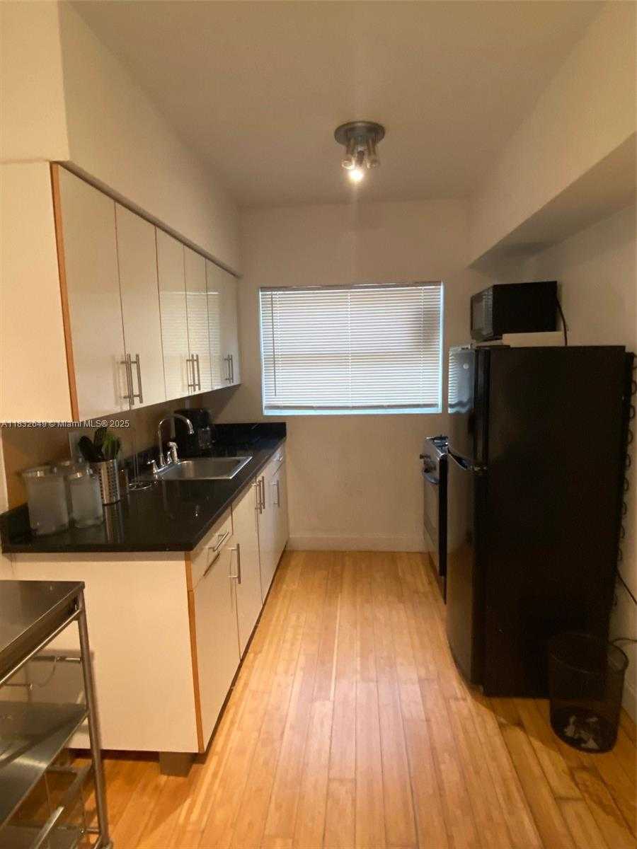 Small Image of 8080 TATUM WATERWAY DR #25, Miami Beach Number 5