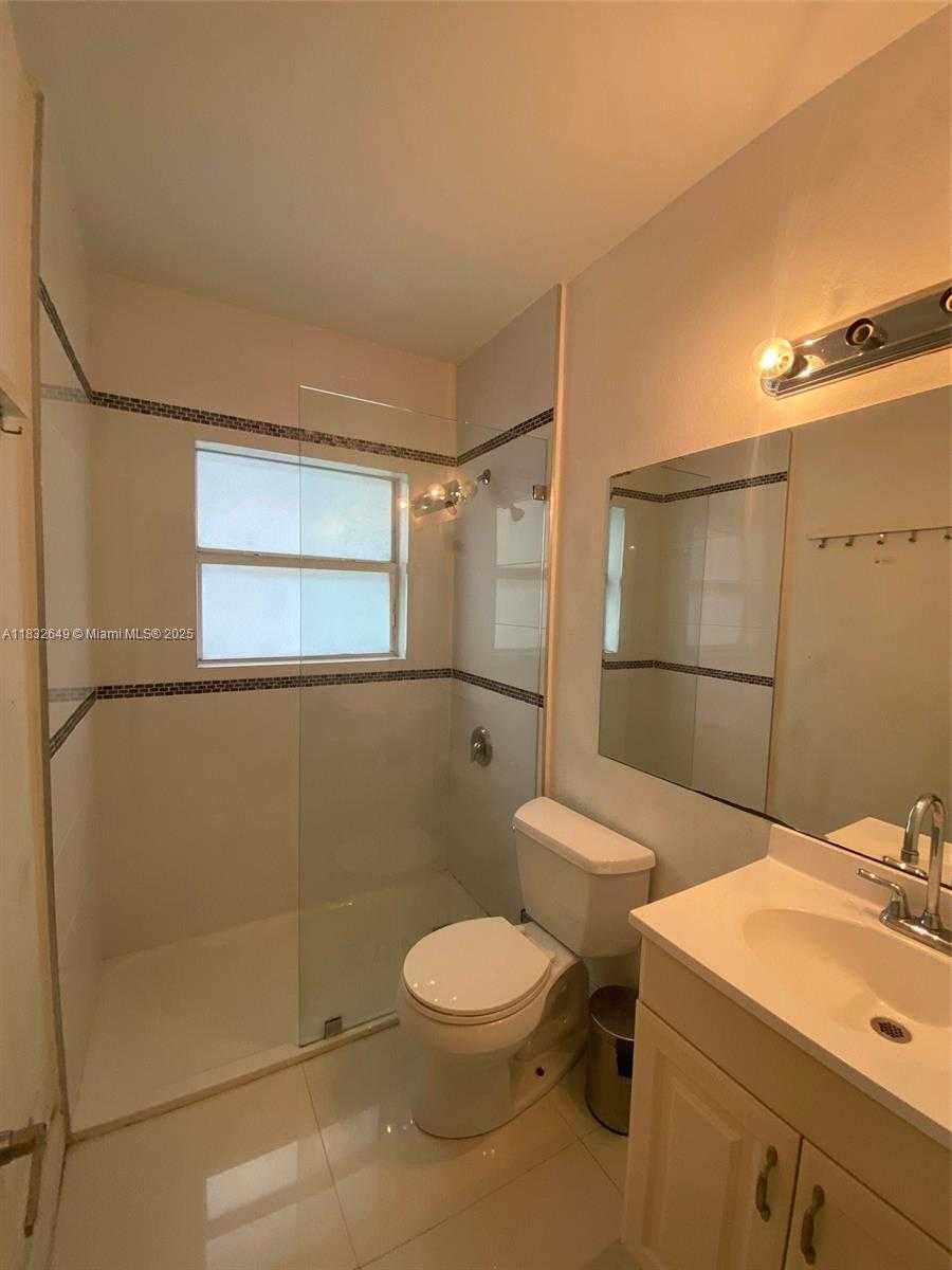 Small Image of 8080 TATUM WATERWAY DR #25, Miami Beach Number 6