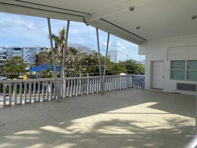 Small Image of 8080 TATUM WATERWAY DR #25, Miami Beach Number 7
