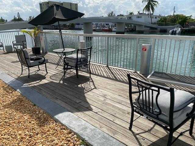 Small Image of 8080 TATUM WATERWAY DR #25, Miami Beach Number 9