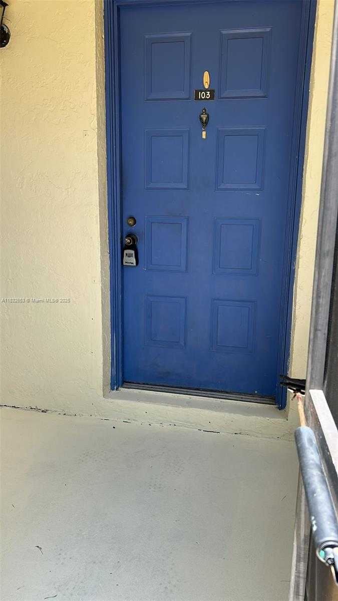 Small Image of 189 LAKEVIEW DR #103, Weston Number 2
