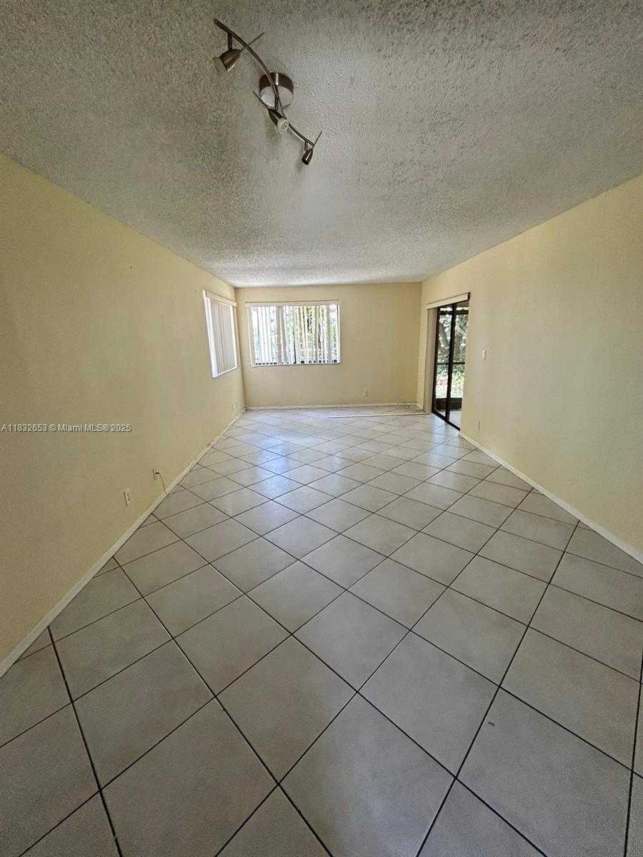 Small Image of 189 LAKEVIEW DR #103, Weston Number 4