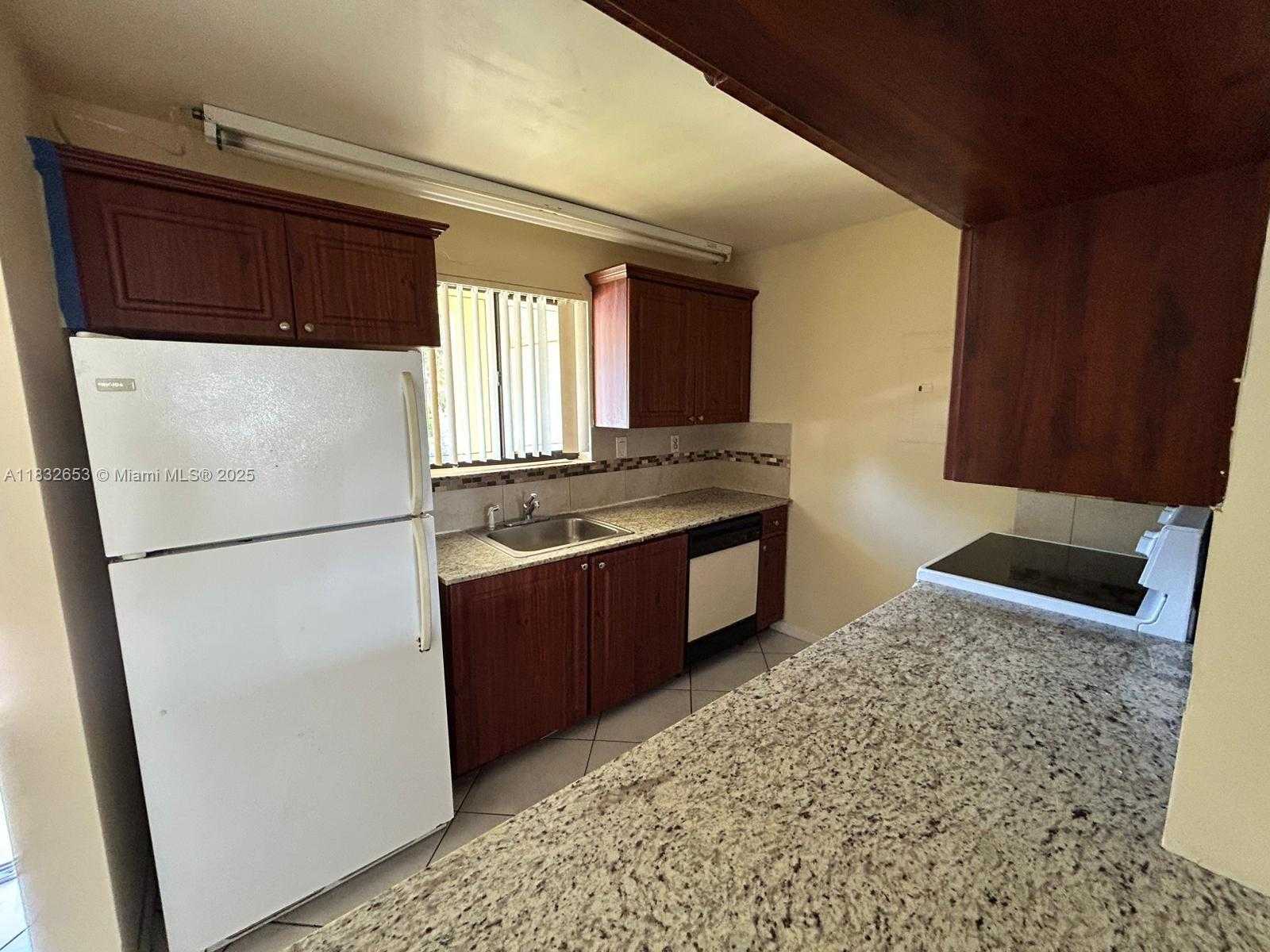 Small Image of 189 LAKEVIEW DR #103, Weston Number 5