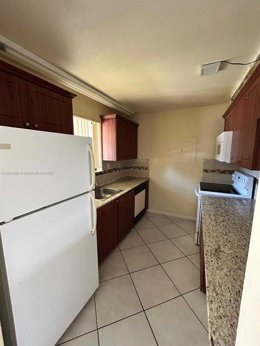 Small Image of 189 LAKEVIEW DR #103, Weston Number 6