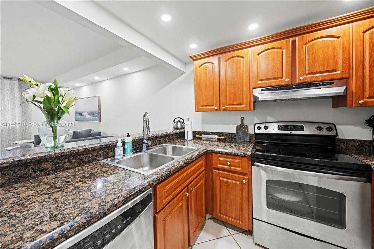 Small Image of 540 BRICKELL KEY DR #412, Miami Number 10