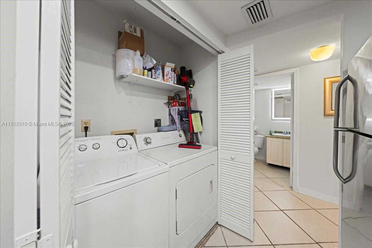 Small Image of 540 BRICKELL KEY DR #412, Miami Number 12