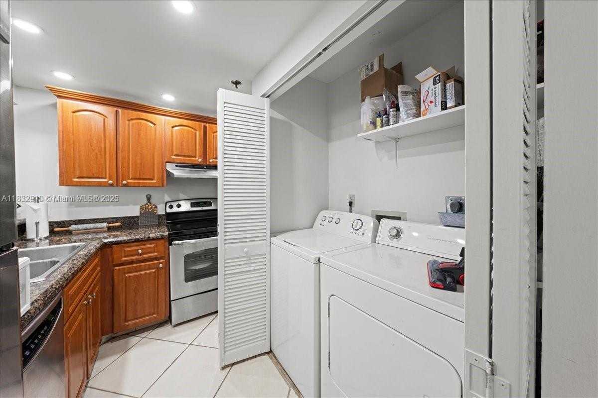 Small Image of 540 BRICKELL KEY DR #412, Miami Number 13