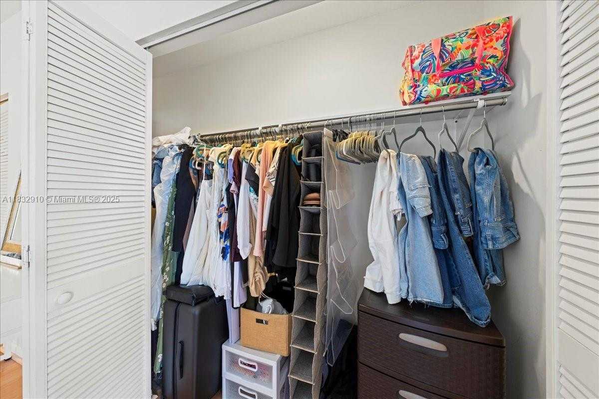Small Image of 540 BRICKELL KEY DR #412, Miami Number 25
