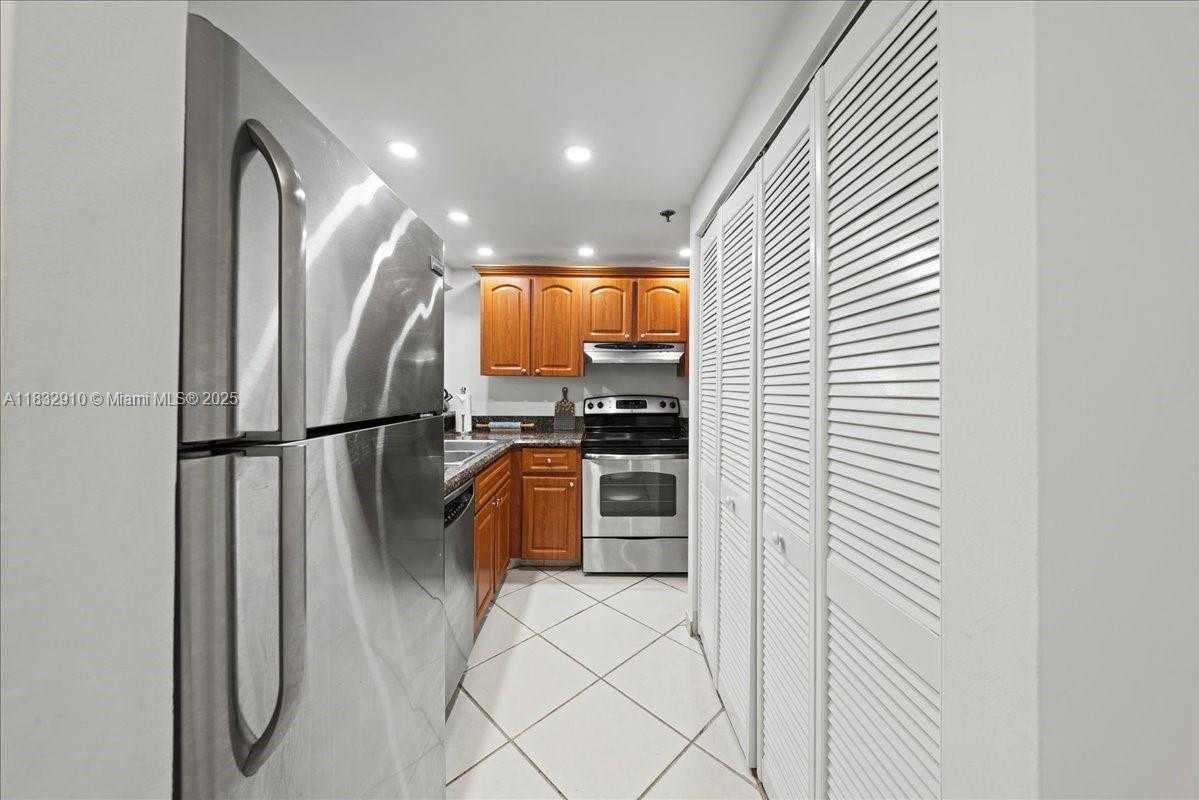 Small Image of 540 BRICKELL KEY DR #412, Miami Number 8