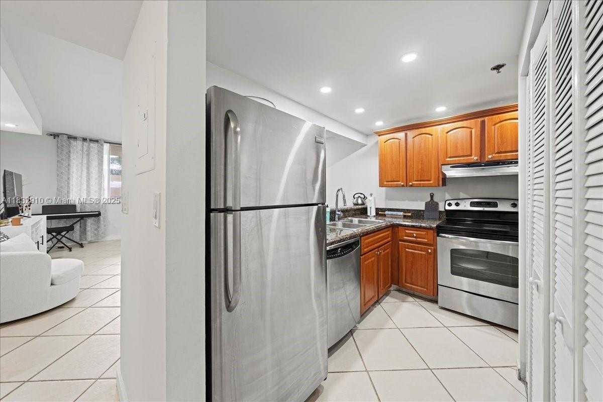 Small Image of 540 BRICKELL KEY DR #412, Miami Number 9