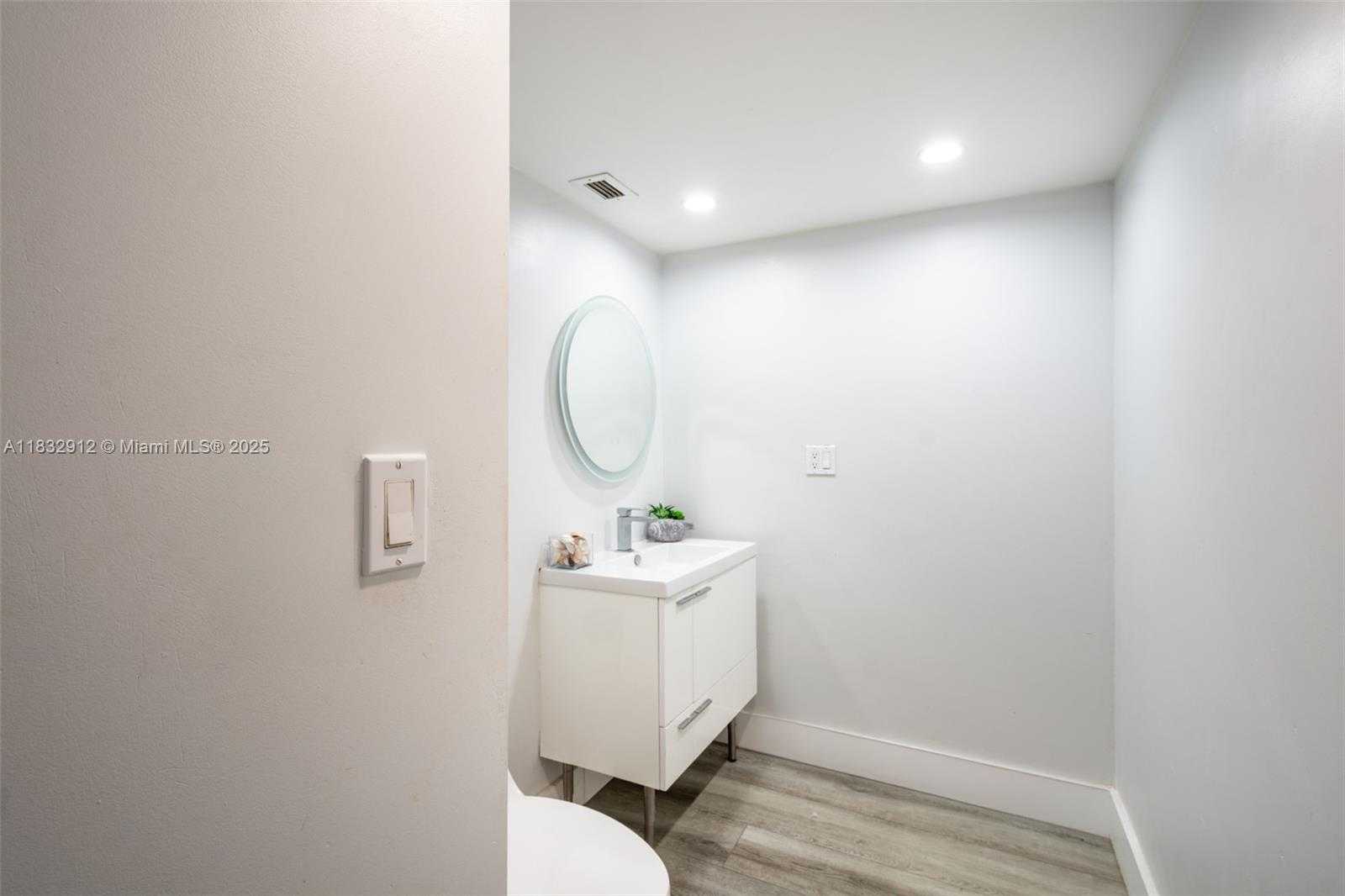 Small Image of 3180 SOUTH OCEAN DR #1703, Hallandale Beach Number 11