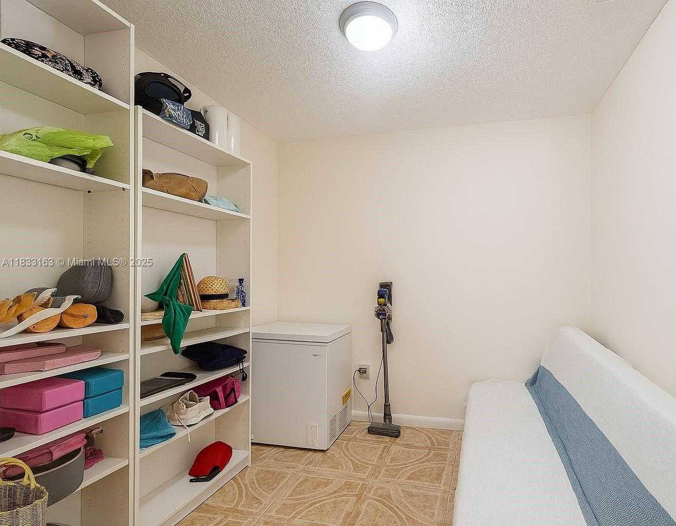 Small Image of 13101 MEMORIAL HWY 215 HWY #215, North Miami Number 10