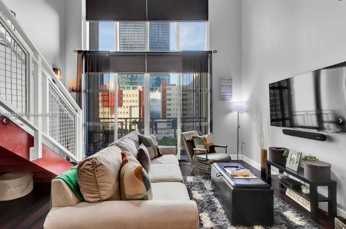 Small Image of 244 Biscayne Blvd, Miami, FL 33131, USA Number 2