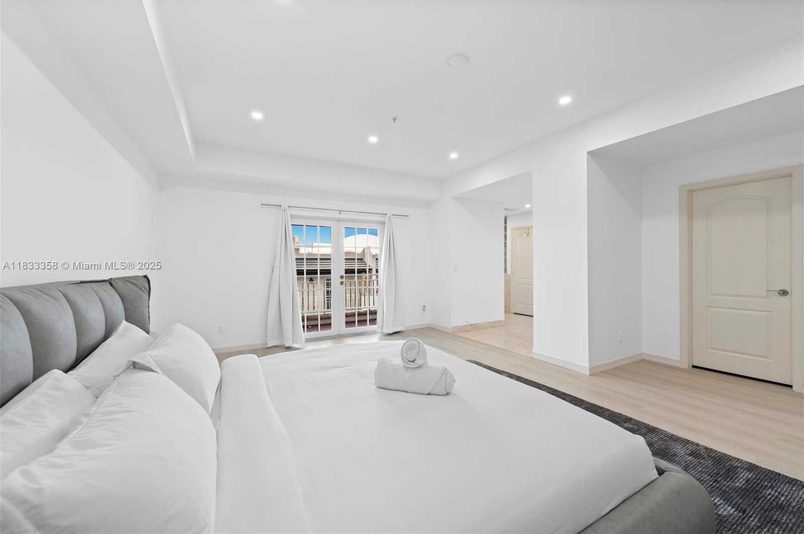 Small Image of 1415 SUNSET HARBOUR DR #204, Miami Beach Number 13