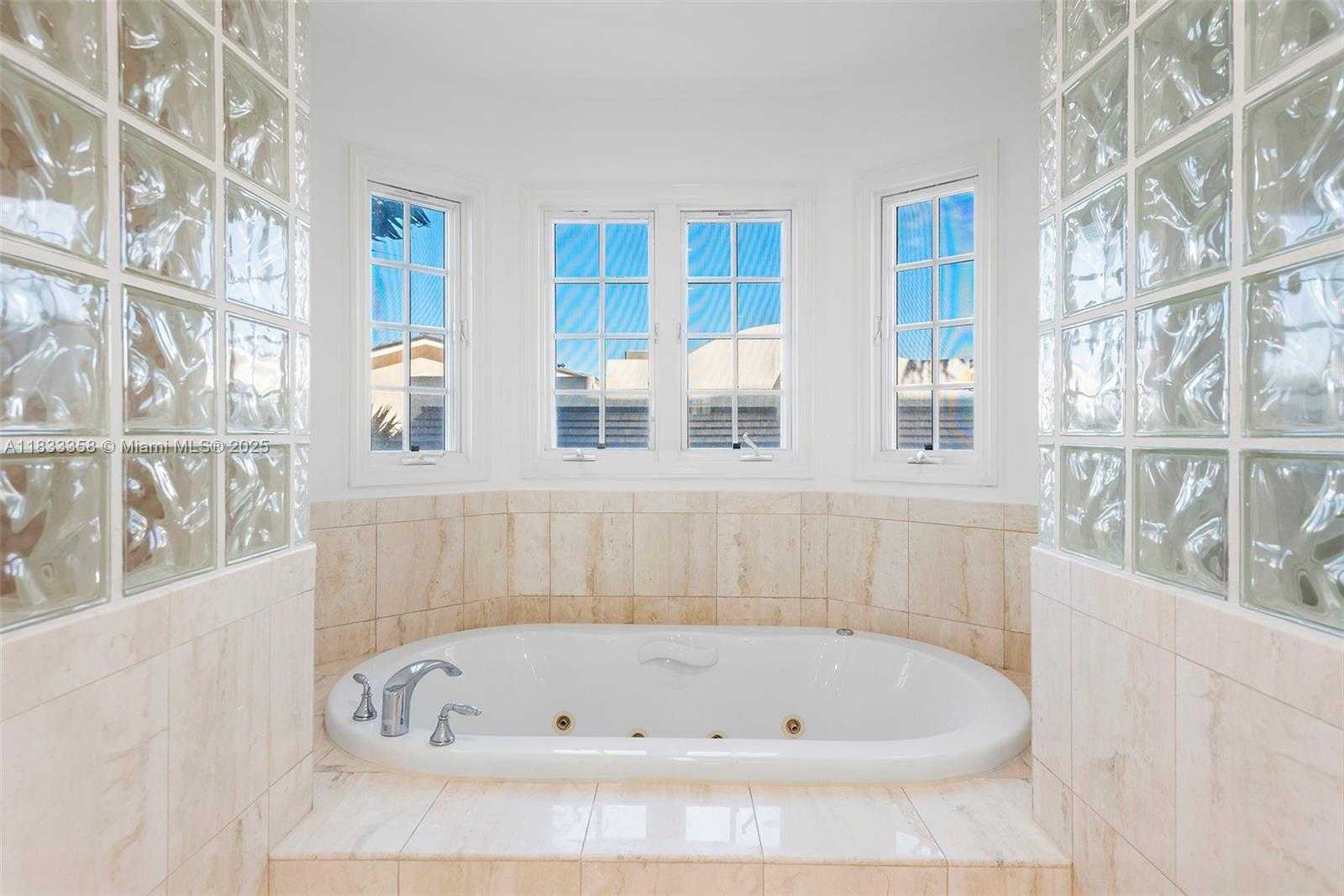 Small Image of 1415 SUNSET HARBOUR DR #204, Miami Beach Number 20