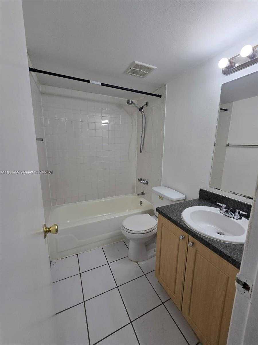 Small Image of 405 SOUTH PINE ISLAND RD #401D, Plantation Number 3