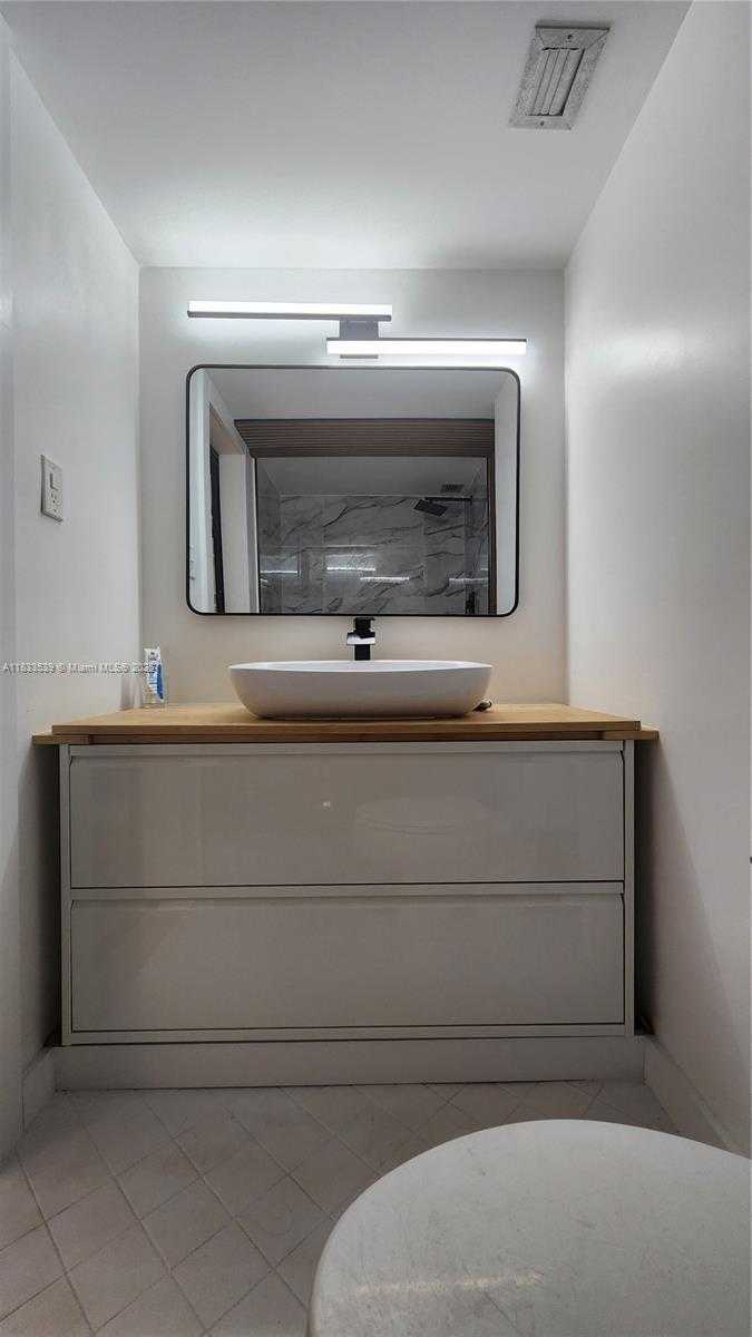 Small Image of 18051 Biscayne Blvd, Aventura, FL 33160, USA Number 18