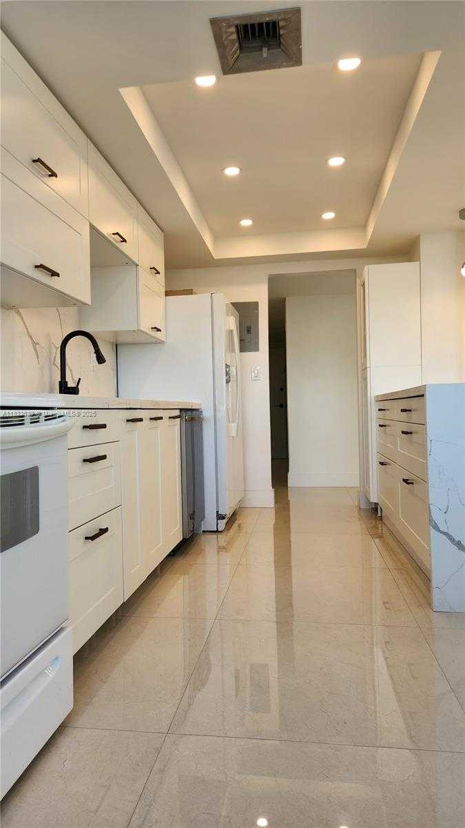 Small Image of 18051 Biscayne Blvd, Aventura, FL 33160, USA Number 3
