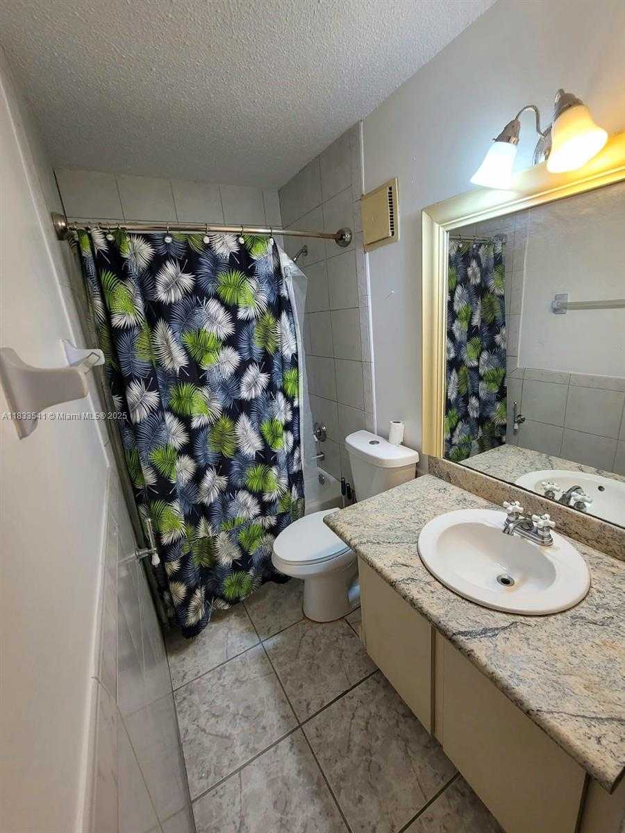 Small Image of 11 OLIVE DR #J, Hialeah Number 10