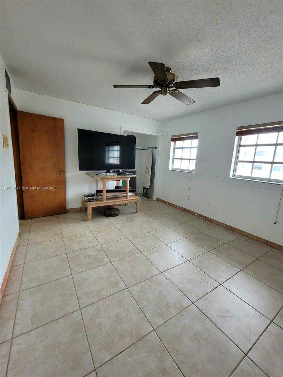 Small Image of 11 OLIVE DR #J, Hialeah Number 11