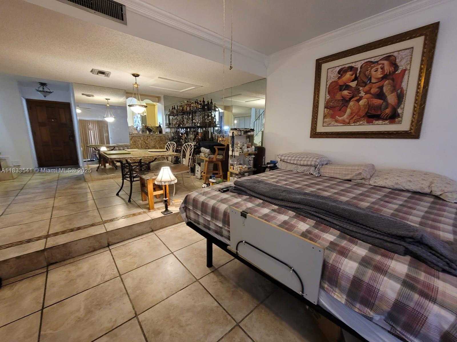 Small Image of 11 OLIVE DR #J, Hialeah Number 15