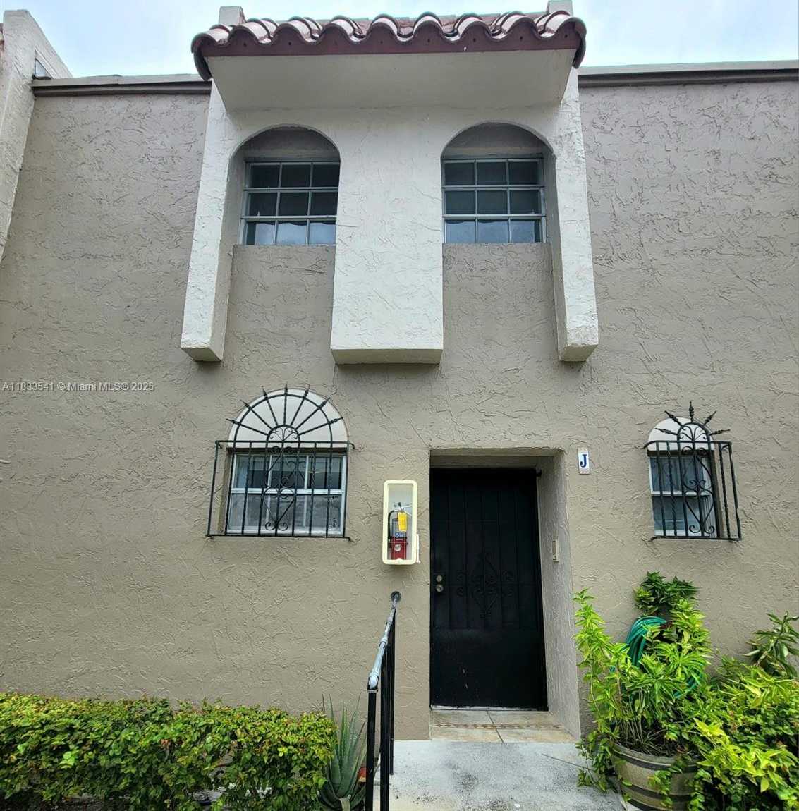 Small Image of 11 OLIVE DR #J, Hialeah Number 2