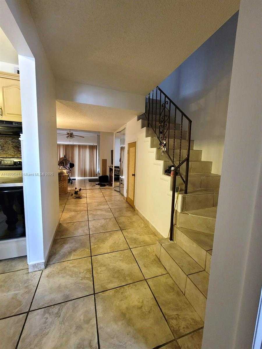 Small Image of 11 OLIVE DR #J, Hialeah Number 3