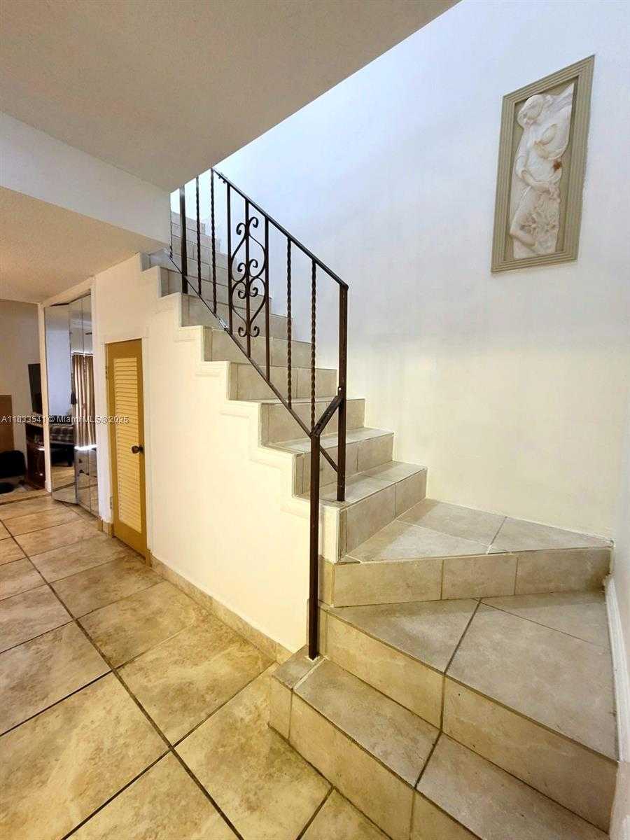 Small Image of 11 OLIVE DR #J, Hialeah Number 4