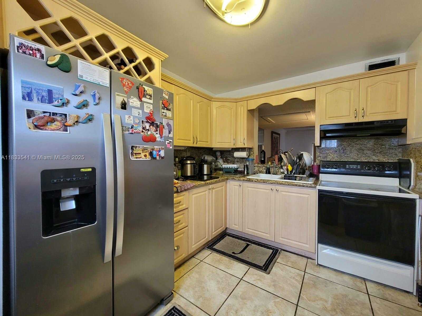 Small Image of 11 OLIVE DR #J, Hialeah Number 6