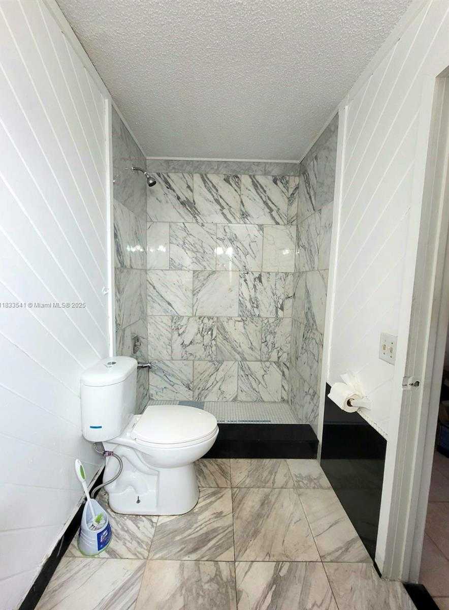 Small Image of 11 OLIVE DR #J, Hialeah Number 7
