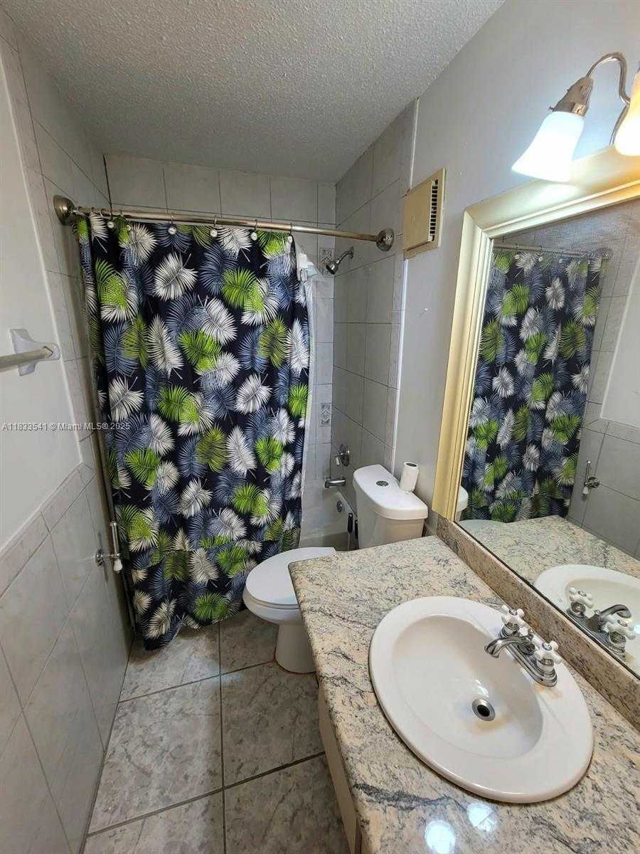 Small Image of 11 OLIVE DR #J, Hialeah Number 8