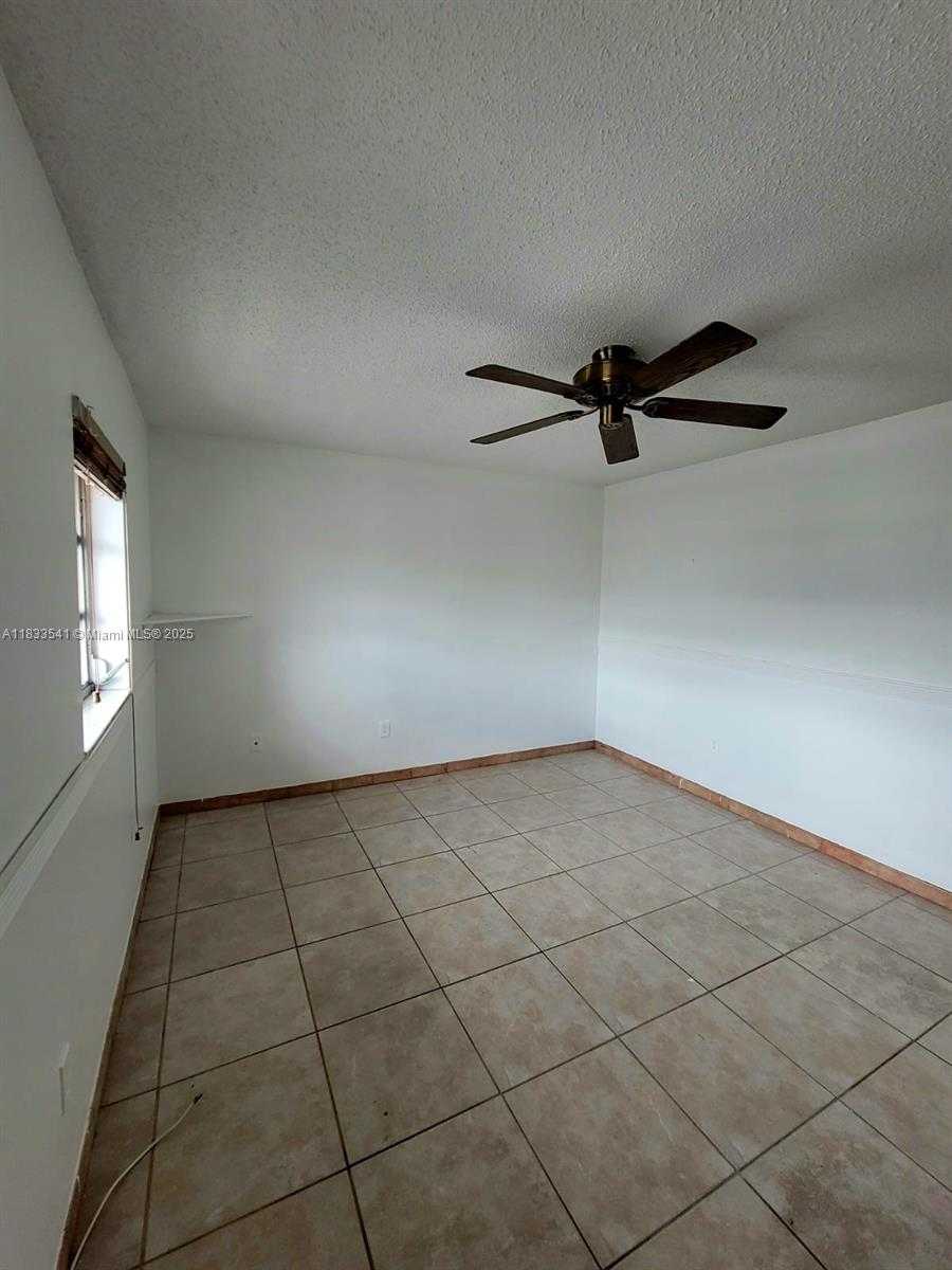 Small Image of 11 OLIVE DR #J, Hialeah Number 9