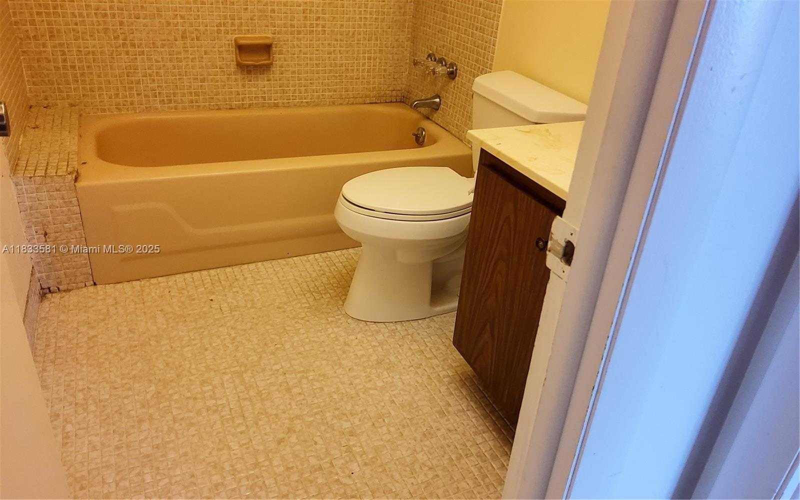 Small Image of 1600 SOUTH OCEAN DR #5B, Hollywood Number 3