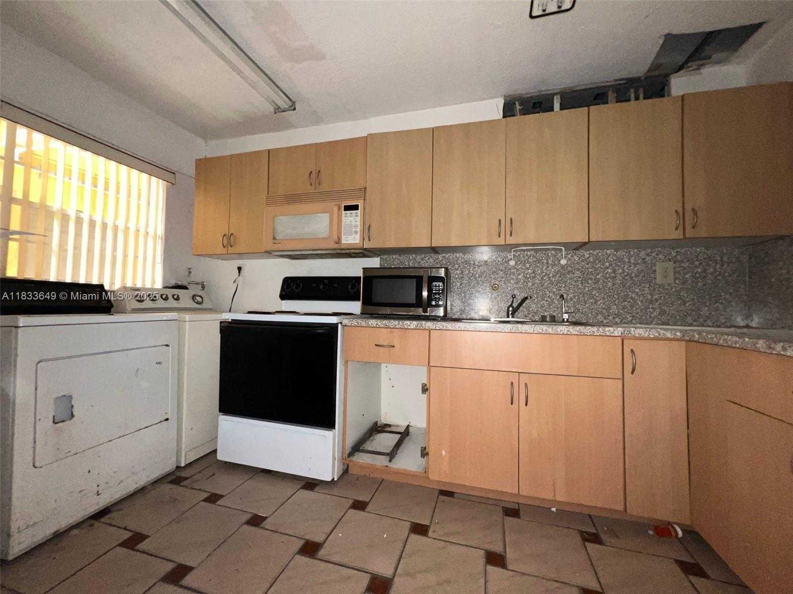 Small Image of 1555 WEST 44TH PL #103, Hialeah Number 9