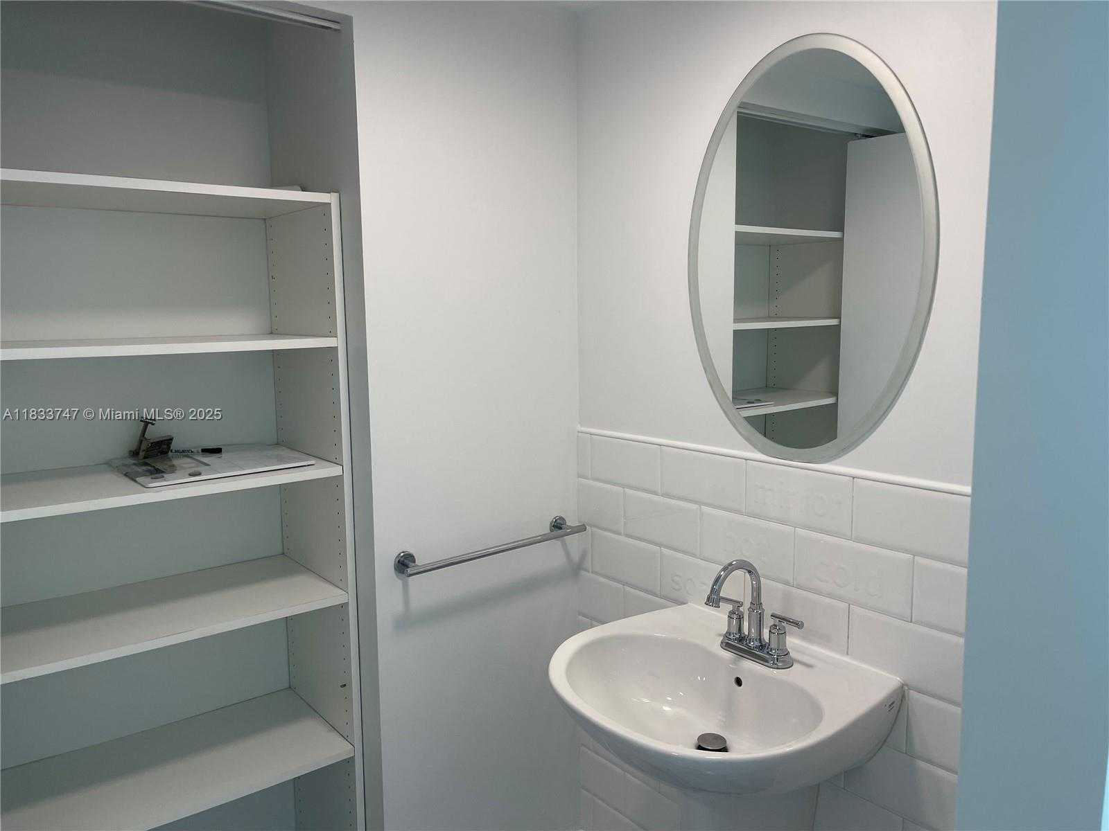 Small Image of 690 SW 1 CT #PHII 19, Miami Number 21
