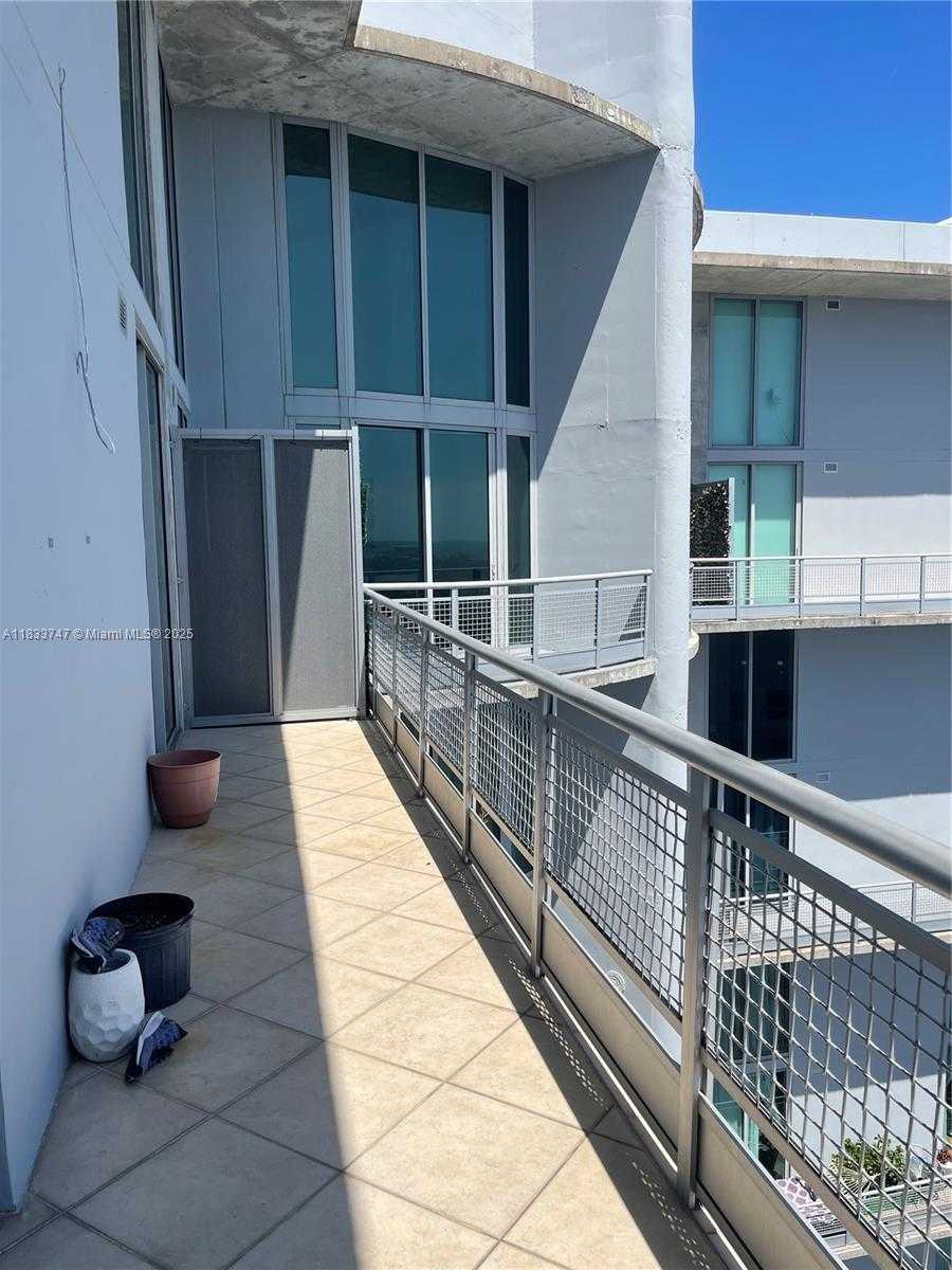 Small Image of 690 SW 1 CT #PHII 19, Miami Number 32
