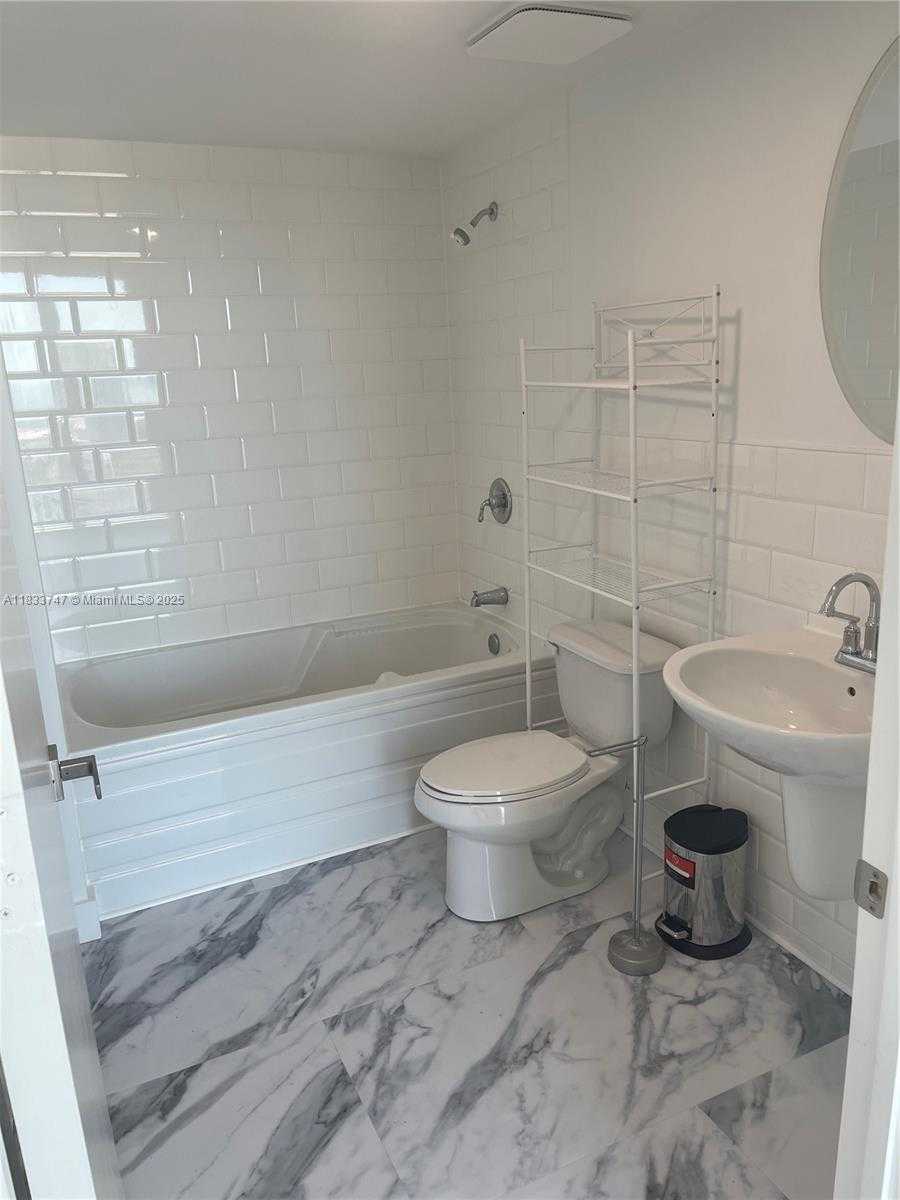 Small Image of 690 SW 1 CT #PHII 19, Miami Number 7