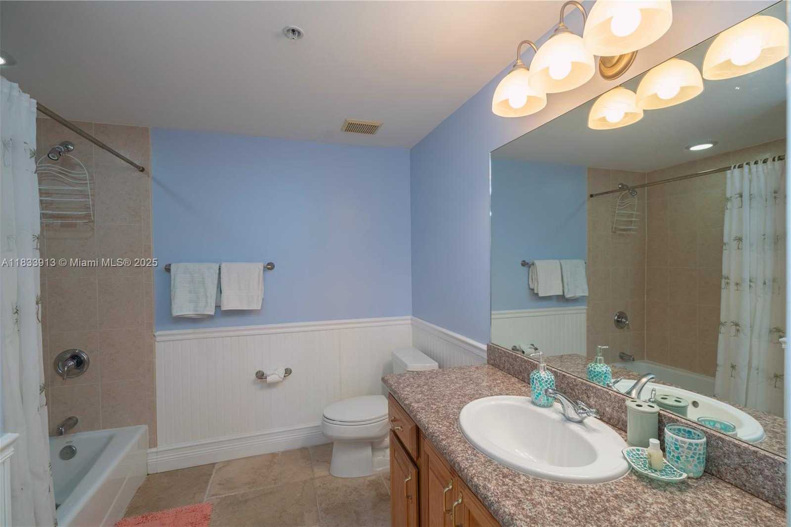 Small Image of 101 GULFVIEW DR #202, Key Colony Number 11