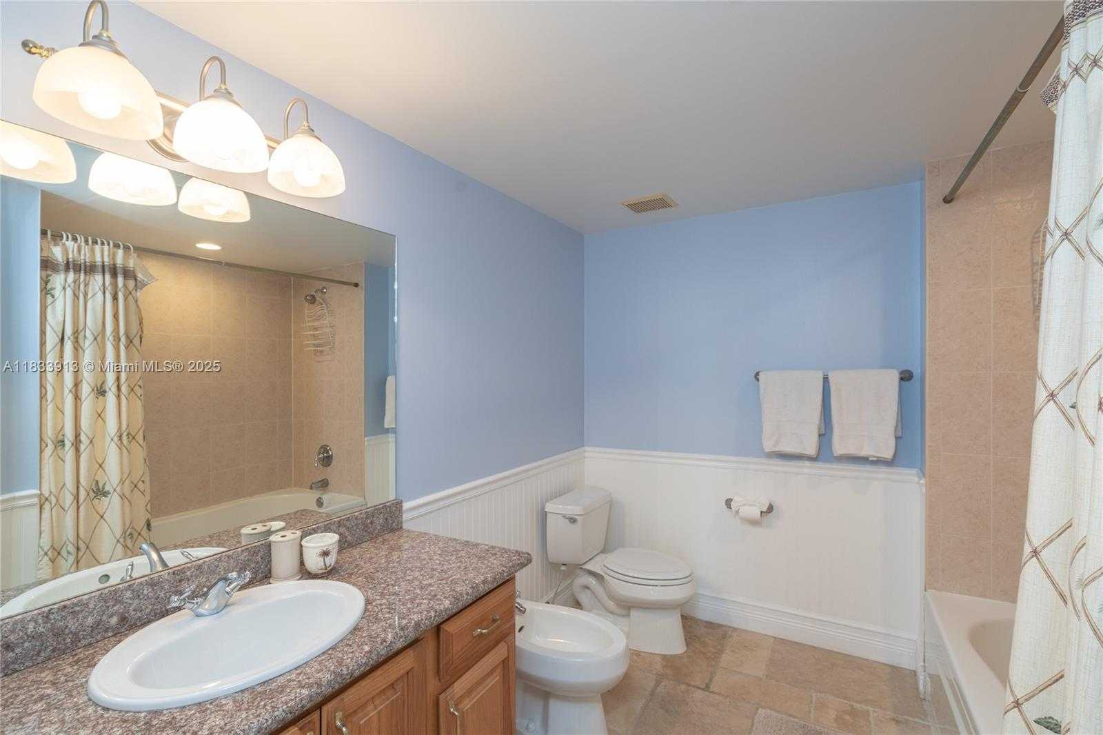 Small Image of 101 GULFVIEW DR #202, Key Colony Number 15