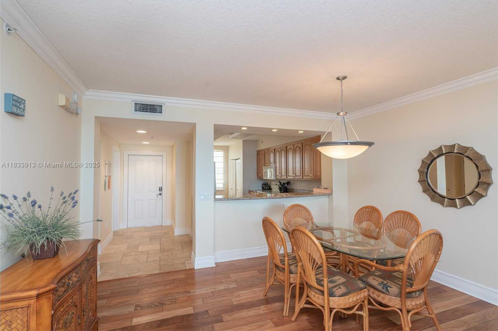 Small Image of 101 GULFVIEW DR #202, Key Colony Number 20