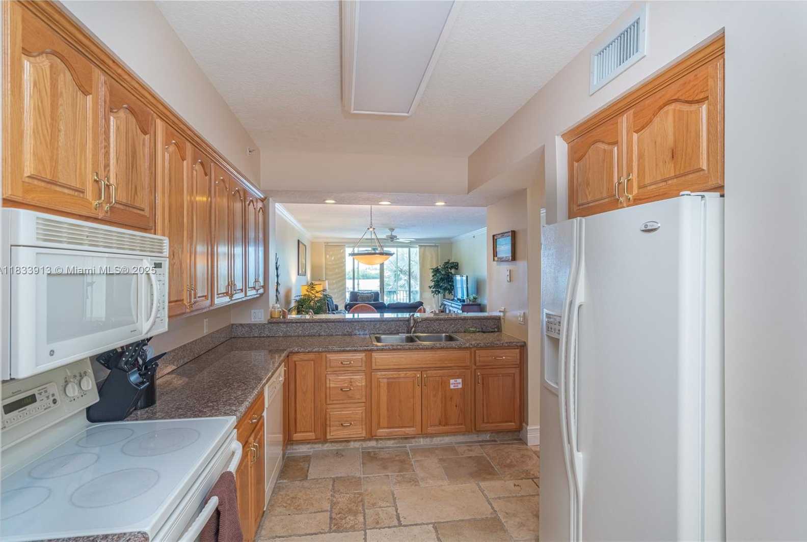 Small Image of 101 GULFVIEW DR #202, Key Colony Number 21