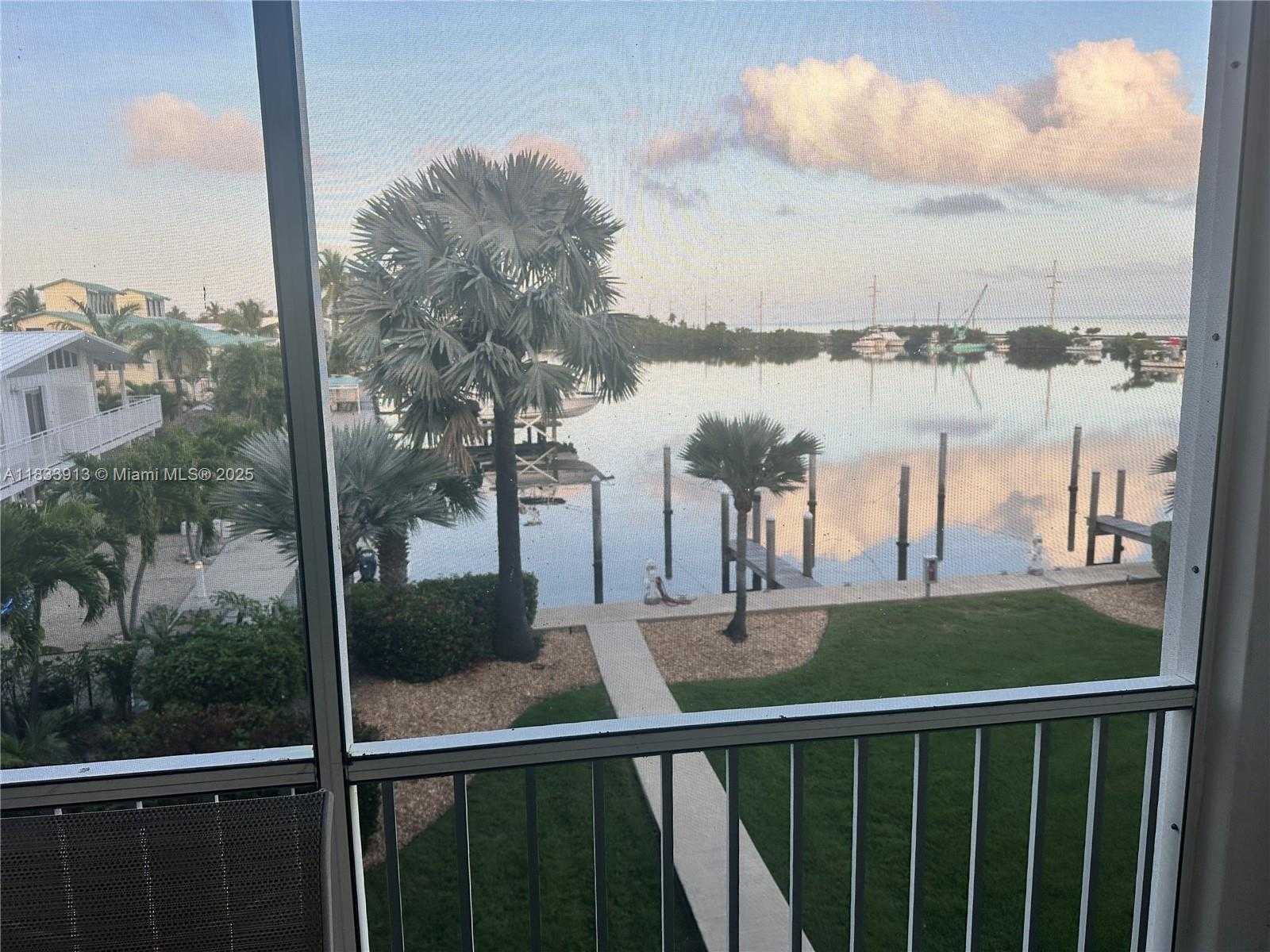 Small Image of 101 GULFVIEW DR #202, Key Colony Number 27
