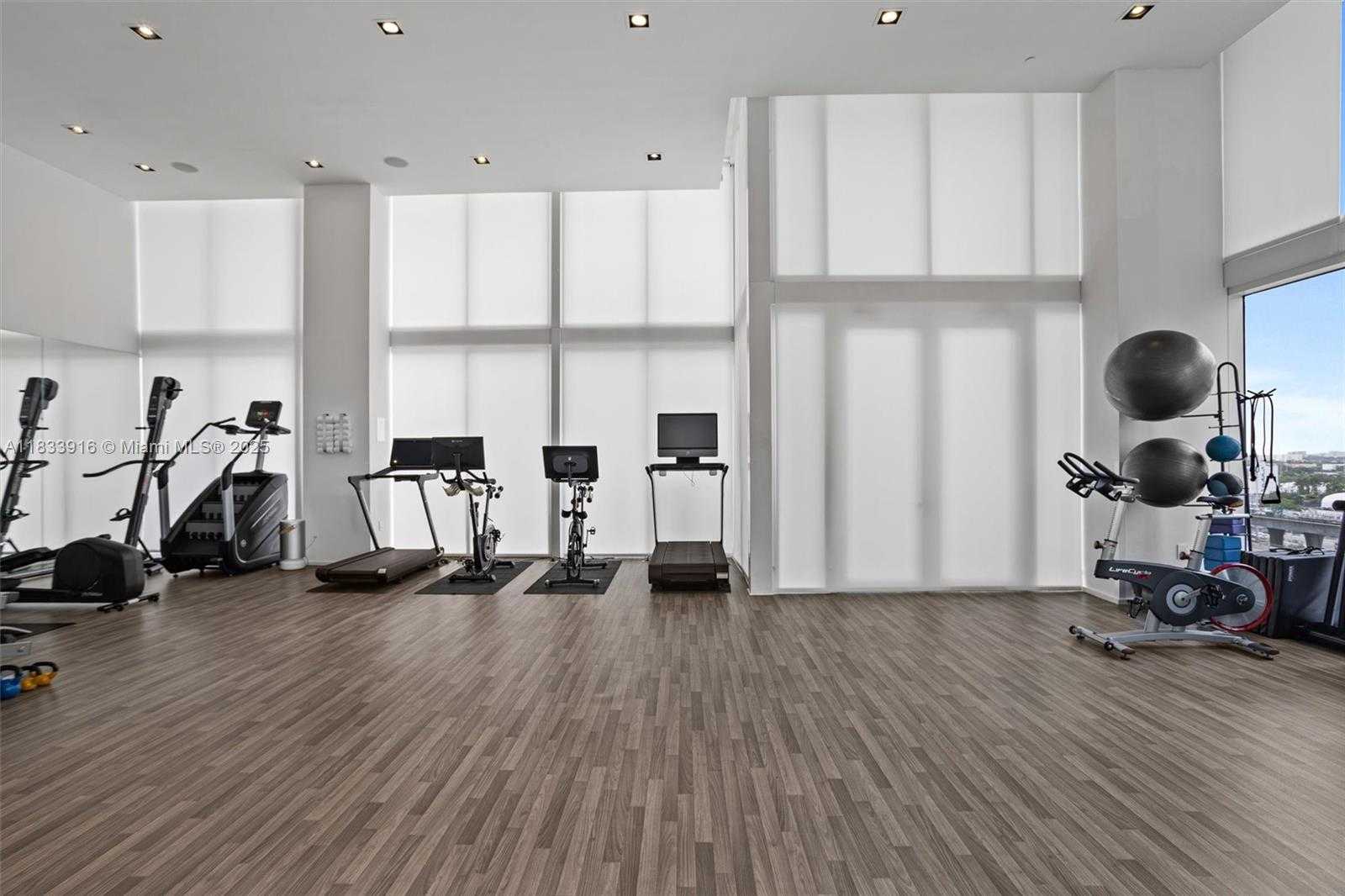 Small Image of 1040 BISCAYNE BLVD #2108, Miami Number 8
