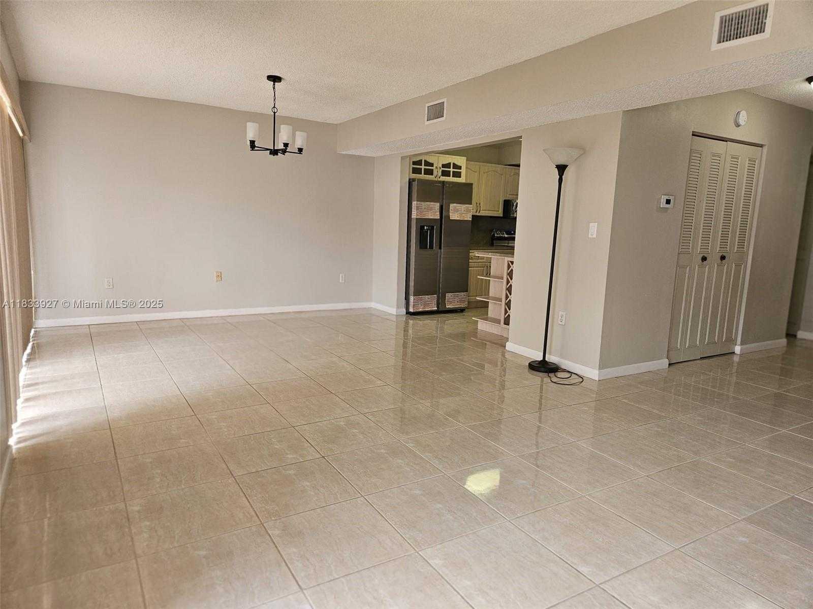 Small Image of 9199 FONTAINEBLEAU BLVD #6, Miami Number 5