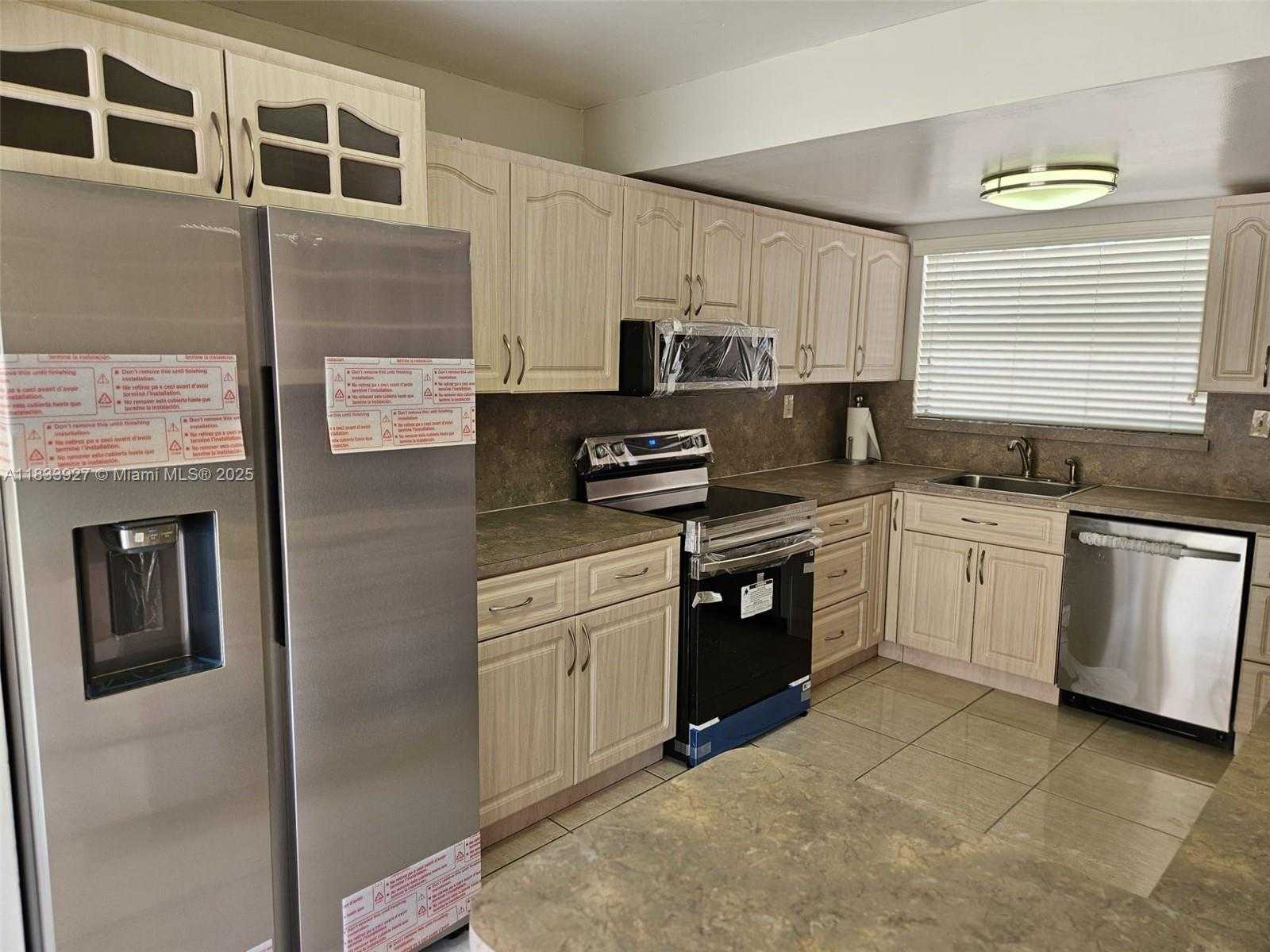 Small Image of 9199 FONTAINEBLEAU BLVD #6, Miami Number 7