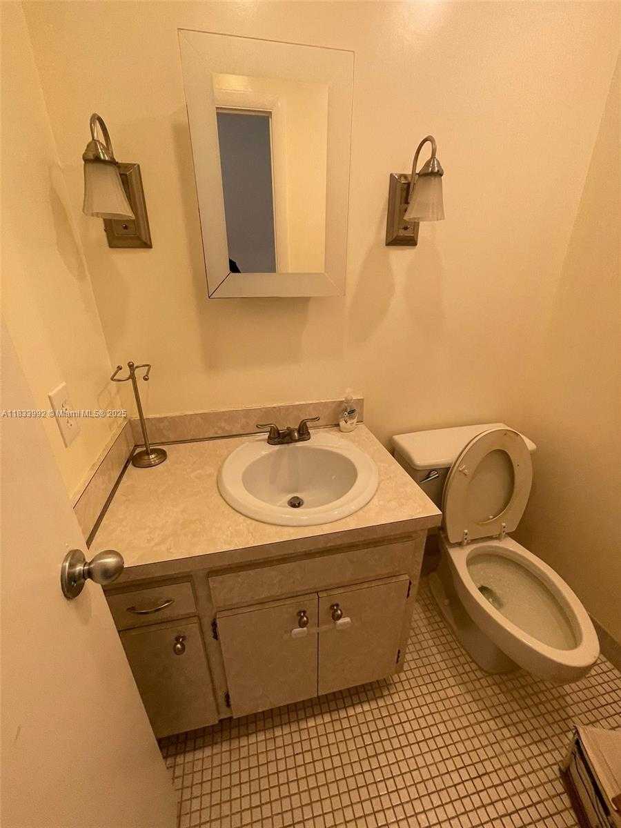 Small Image of 4000 NORTH HILLS DR #32, Hollywood Number 17
