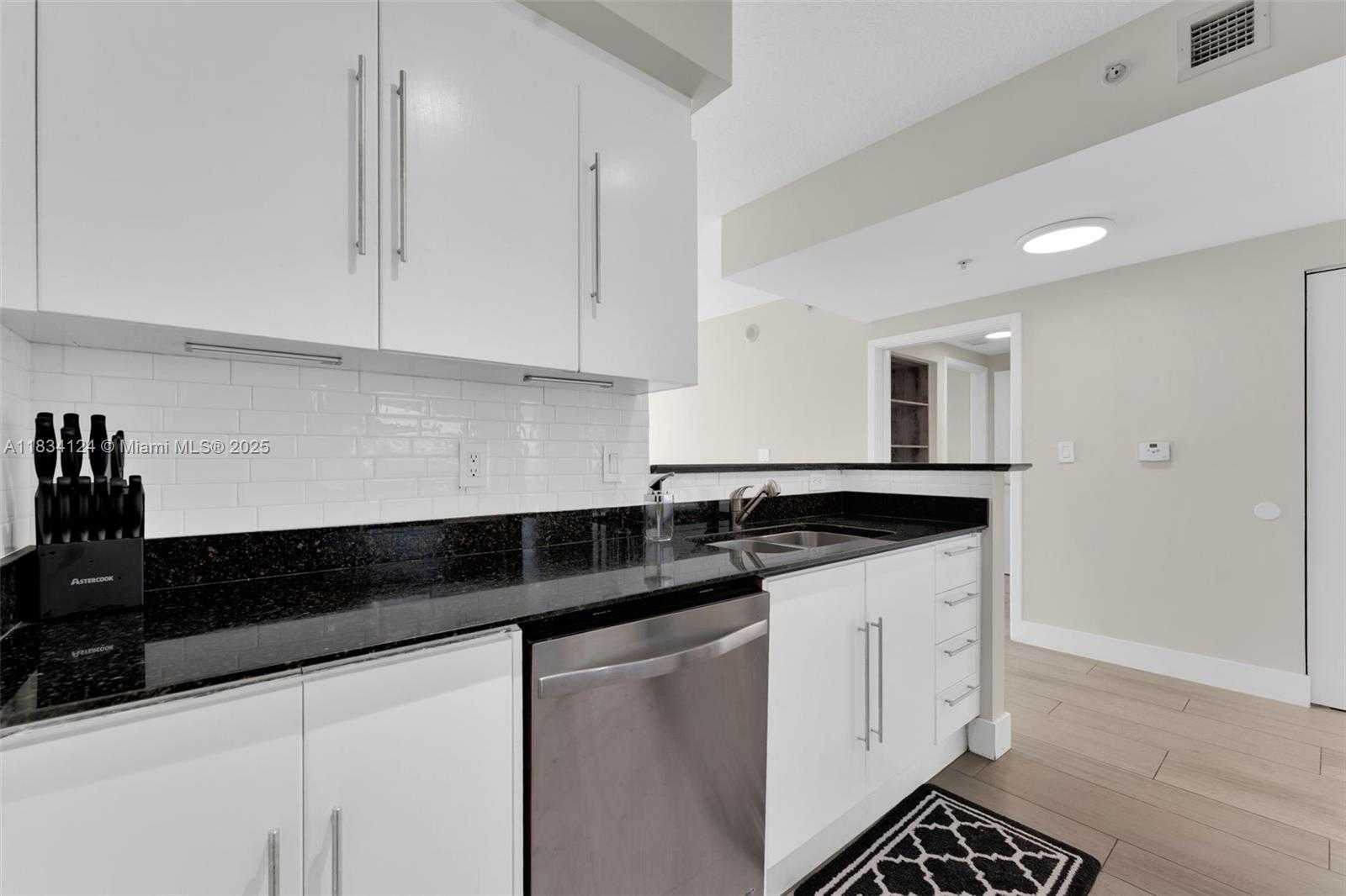 Small Image of 325 SOUTH BISCAYNE BLVD #2816, Miami Number 7