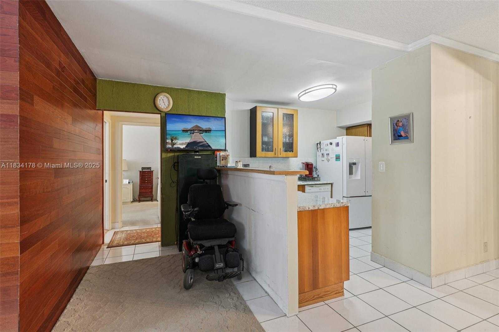 Small Image of 4350 HILLCREST DR #303, Hollywood Number 11
