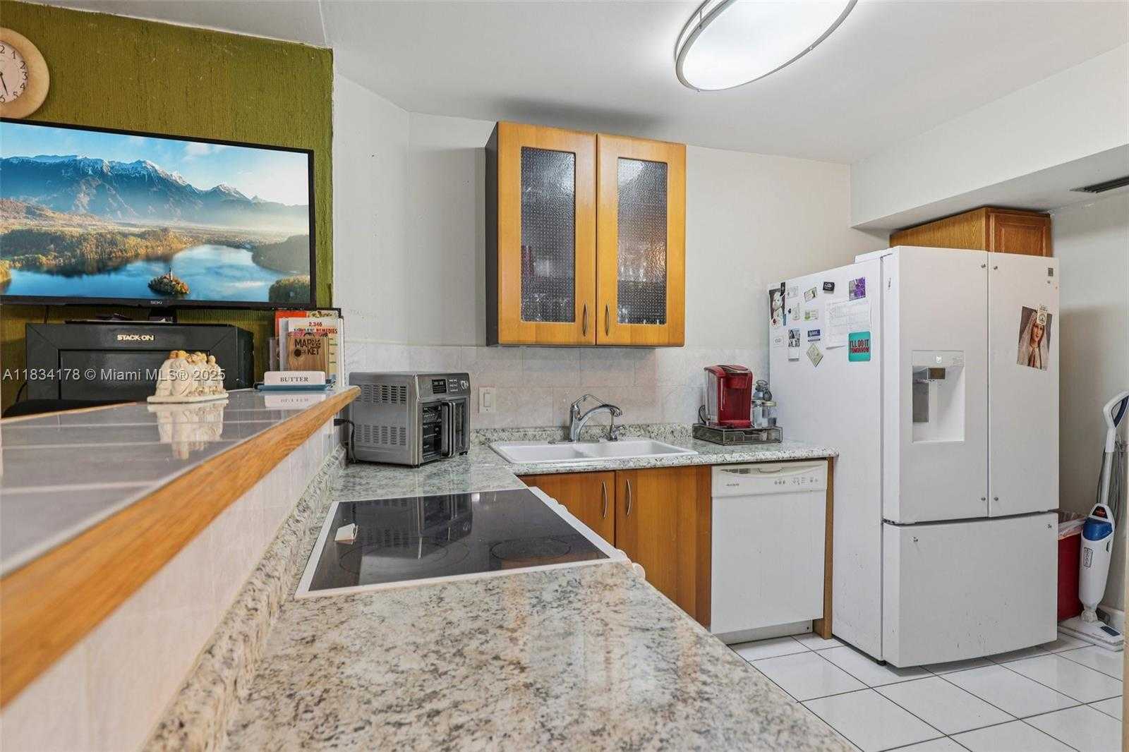 Small Image of 4350 HILLCREST DR #303, Hollywood Number 12